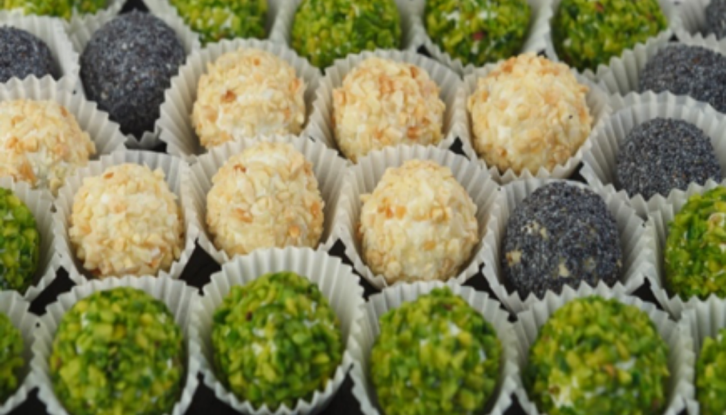 Boules de chèvre fraîches farcie et enrobées